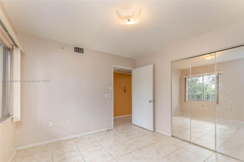 Condo in Pembroke Pines, Florida, 2 bedrooms  № 1895772 - photo 16