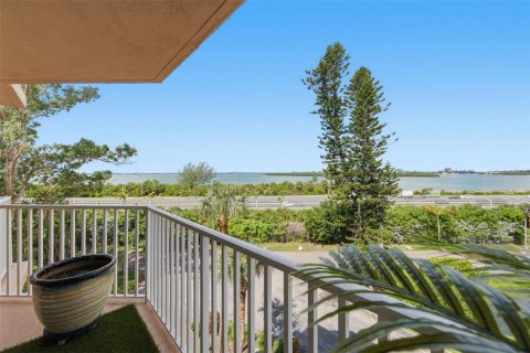 Condo in Saint Petersburg, Florida, 3 bedrooms  № 2396291 - photo 27