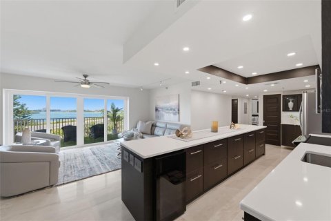 Condo in Saint Petersburg, Florida, 3 bedrooms  № 2396291 - photo 17