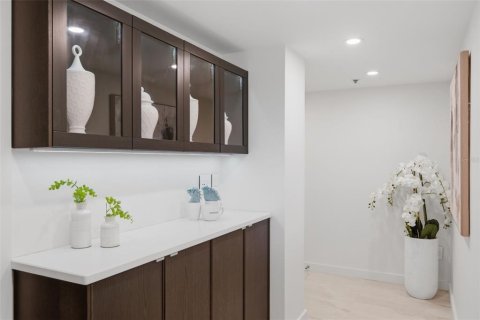 Condo in Saint Petersburg, Florida, 3 bedrooms  № 2396291 - photo 8