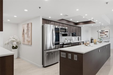 Condo in Saint Petersburg, Florida, 3 bedrooms  № 2396291 - photo 12