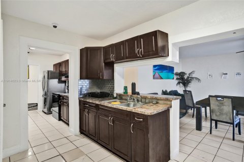 Propiedad comercial en venta en Miami Gardens, Florida, 300.07 m2 № 1970573 - foto 12