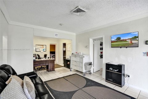 Propiedad comercial en venta en Miami Gardens, Florida, 300.07 m2 № 1970573 - foto 6