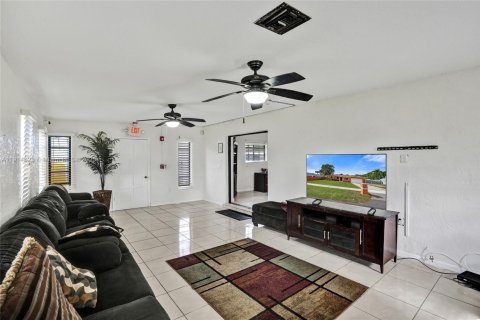 Propiedad comercial en venta en Miami Gardens, Florida, 300.07 m2 № 1970573 - foto 29