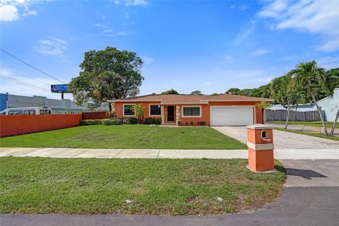 Propiedad comercial en venta en Miami Gardens, Florida, 300.07 m2 № 1970573 - foto 3