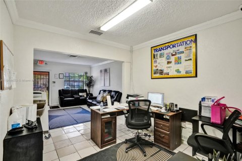 Propiedad comercial en venta en Miami Gardens, Florida, 300.07 m2 № 1970573 - foto 8