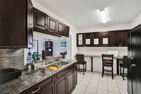 Propiedad comercial en venta en Miami Gardens, Florida, 300.07 m2 № 1970573 - foto 14