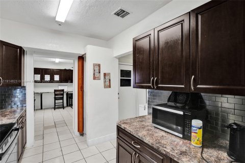 Propiedad comercial en venta en Miami Gardens, Florida, 300.07 m2 № 1970573 - foto 15