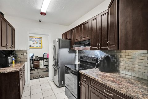 Propiedad comercial en venta en Miami Gardens, Florida, 300.07 m2 № 1970573 - foto 17