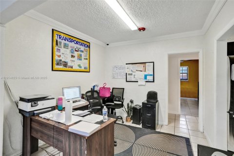 Propiedad comercial en venta en Miami Gardens, Florida, 300.07 m2 № 1970573 - foto 10