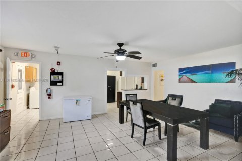 Propiedad comercial en venta en Miami Gardens, Florida, 300.07 m2 № 1970573 - foto 19