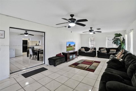 Propiedad comercial en venta en Miami Gardens, Florida, 300.07 m2 № 1970573 - foto 30