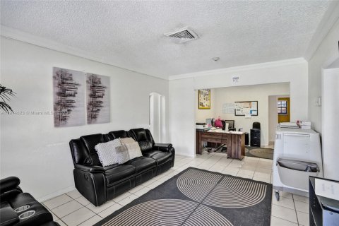 Propiedad comercial en venta en Miami Gardens, Florida, 300.07 m2 № 1970573 - foto 5