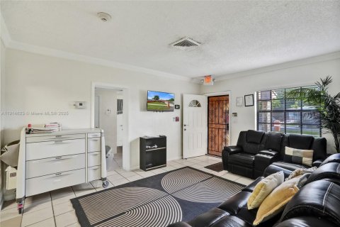 Propiedad comercial en venta en Miami Gardens, Florida, 300.07 m2 № 1970573 - foto 7