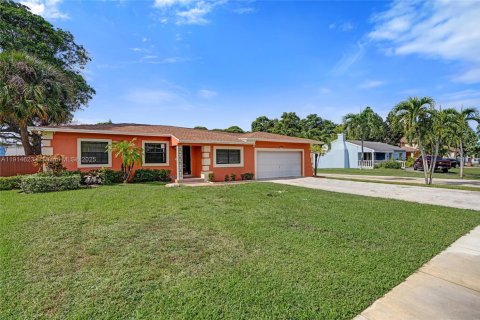 Propiedad comercial en venta en Miami Gardens, Florida, 300.07 m2 № 1970573 - foto 2