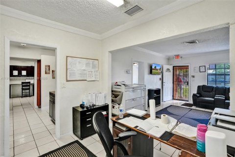 Propiedad comercial en venta en Miami Gardens, Florida, 300.07 m2 № 1970573 - foto 9