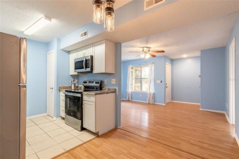 Condo in South Daytona, Florida, 2 bedrooms № 2113933 - photo 9