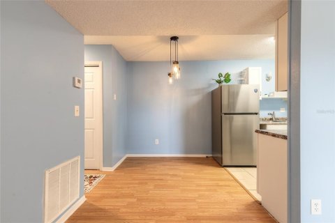 Condo in South Daytona, Florida, 2 bedrooms № 2113933 - photo 8