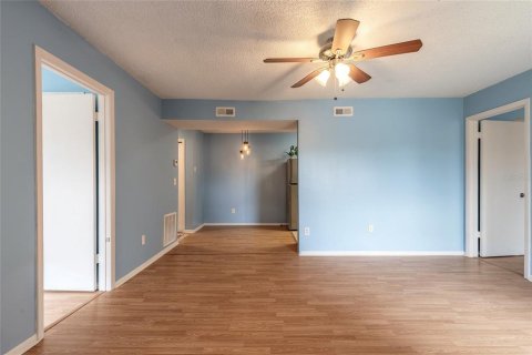 Condo in South Daytona, Florida, 2 bedrooms № 2113933 - photo 6