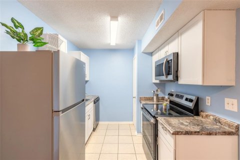 Condo in South Daytona, Florida, 2 bedrooms № 2113933 - photo 10