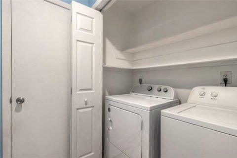 Condo in South Daytona, Florida, 2 bedrooms № 2113933 - photo 17