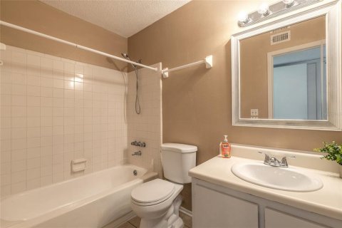 Condo in South Daytona, Florida, 2 bedrooms № 2113933 - photo 21