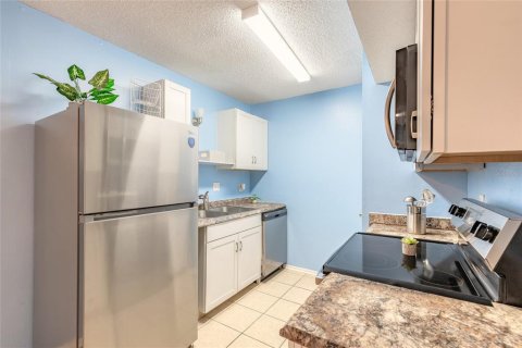 Condo in South Daytona, Florida, 2 bedrooms № 2113933 - photo 11