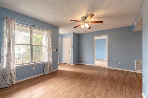 Condo in South Daytona, Florida, 2 bedrooms № 2113933 - photo 4