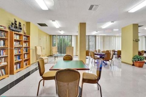 Copropriété à vendre à Hallandale Beach, Floride: 1 chambre, 74.14 m2 № 1714387 - photo 11