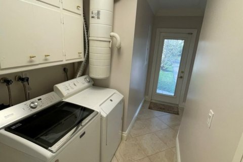 House in Lighthouse Point, Florida 3 bedrooms, 246.19 sq.m. № 1026910 - photo 1