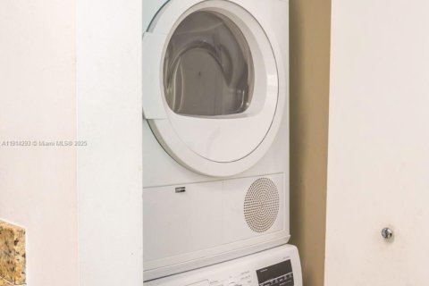 Condo in Aventura, Florida, 1 bedroom № 1969928 - photo 16