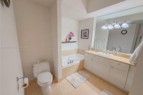 Condo in Aventura, Florida, 1 bedroom № 1969928 - photo 12