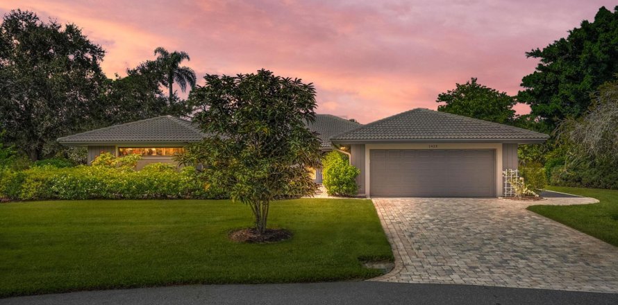 House in Palm City, Florida 3 bedrooms, 227.33 sq.m. № 2169570