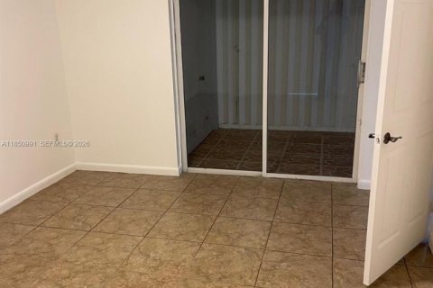 Condo in Miami, Florida, 2 bedrooms  № 1854897 - photo 9