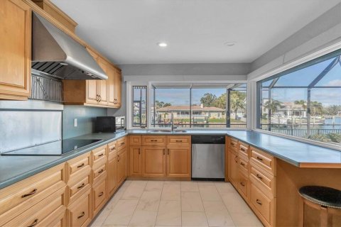 Casa en venta en Saint Petersburg, Florida, 4 dormitorios, 288.37 m2 № 2198477 - foto 3