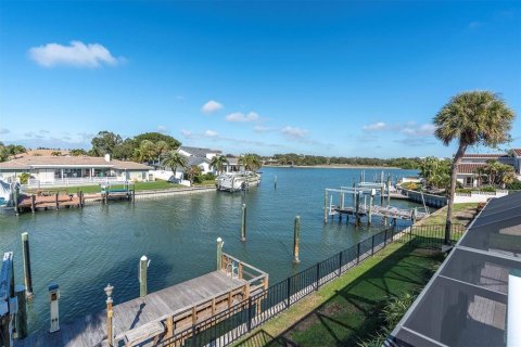 Villa ou maison à Saint Petersburg, Floride 4 chambres, 288.37 m2 № 2198477