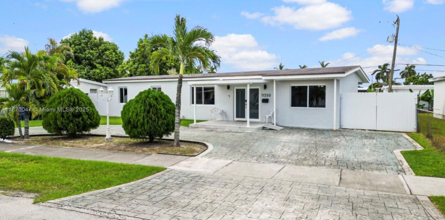 Villa ou maison à Miami, Floride 4 chambres, 138.7 m2 № 1898369