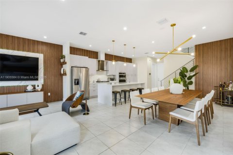 House in Doral, Florida 3 bedrooms, 200.48 sq.m. № 1956227 - photo 3