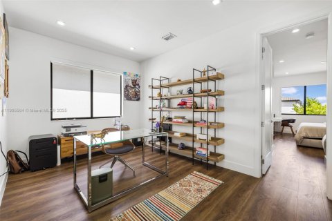 House in Doral, Florida 3 bedrooms, 200.48 sq.m. № 1956227 - photo 24