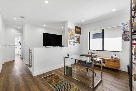 House in Doral, Florida 3 bedrooms, 200.48 sq.m. № 1956227 - photo 25