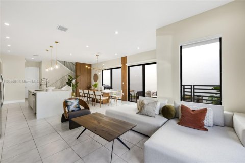 House in Doral, Florida 3 bedrooms, 200.48 sq.m. № 1956227 - photo 20