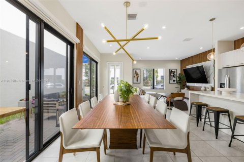 House in Doral, Florida 3 bedrooms, 200.48 sq.m. № 1956227 - photo 14