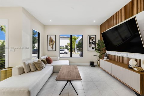 House in Doral, Florida 3 bedrooms, 200.48 sq.m. № 1956227 - photo 17