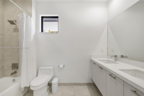 House in Doral, Florida 3 bedrooms, 200.48 sq.m. № 1956227 - photo 29