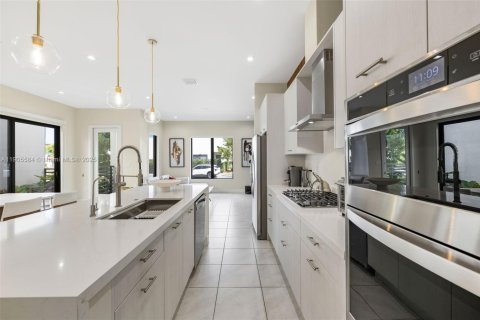 House in Doral, Florida 3 bedrooms, 200.48 sq.m. № 1956227 - photo 12