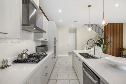 House in Doral, Florida 3 bedrooms, 200.48 sq.m. № 1956227 - photo 9