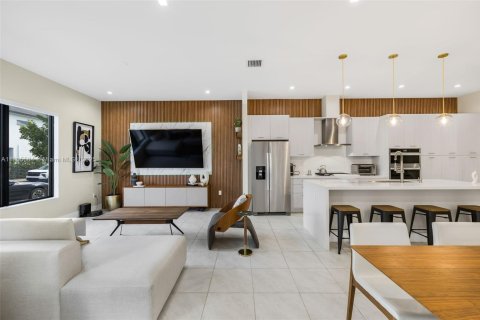 House in Doral, Florida 3 bedrooms, 200.48 sq.m. № 1956227 - photo 4