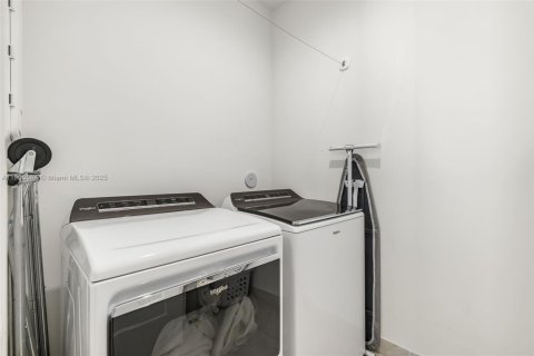 House in Doral, Florida 3 bedrooms, 200.48 sq.m. № 1956227 - photo 23