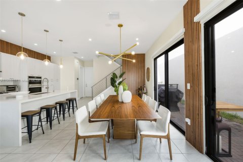 House in Doral, Florida 3 bedrooms, 200.48 sq.m. № 1956227 - photo 5