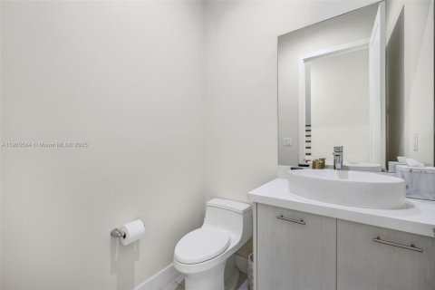 House in Doral, Florida 3 bedrooms, 200.48 sq.m. № 1956227 - photo 21